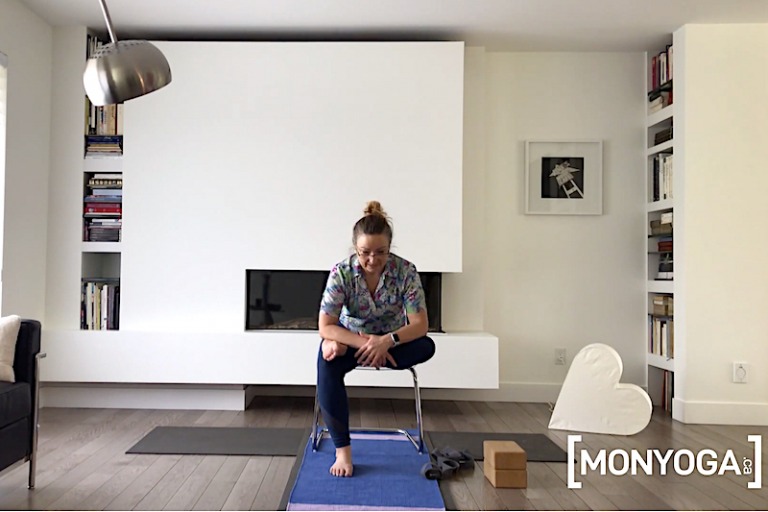 Pratique de yoga sur chaise pour un étirement général du corps