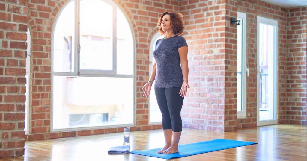 Bienfaits et instructions de Tadasana ou posture de la montagne