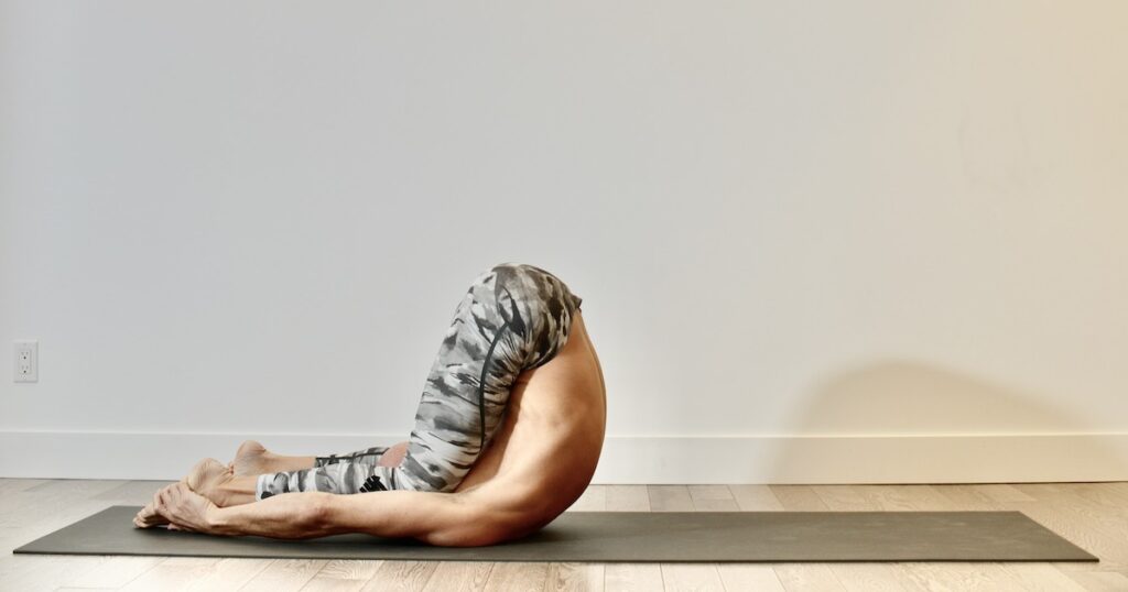 Karnapidasana ou la posture des oreilles douloureuses : instructions et bienfaits