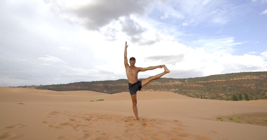 Utthita Hasta Padangusthasana ou la posture du gros orteil tenu