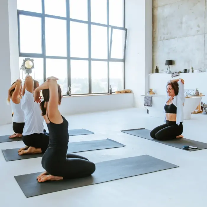 Formation de 200 heures en ligne pour devenir professeur de yoga certifié